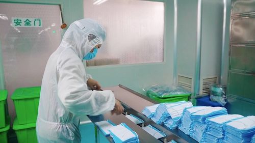 青島 醫(yī)療用品生產(chǎn)企業(yè)取消休假 加班保證醫(yī)用口罩供應(yīng)
